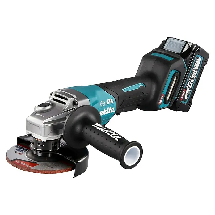 Makita XGT 40V max. Akku-Winkelschleifer GA013GM201 - 2 Akkus, 4 Ah, Leerlaufdrehzahl: 8.500 U/min - Makita Akku-Winkelschleifer in Schwarz, Türkis und Silber mit 40V XGT Akku, Zusatzhandgriff und Trennscheibe.