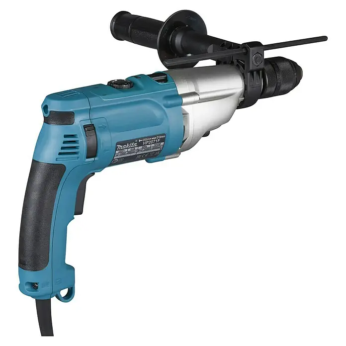 Makita Taladro percutor HP2071 - 1.100 W, Portabrocas de sujeción rápida - Taladro percutor Makita HP2071F azul y plateado con empuñadura auxiliar negra y varilla de profundidad, vista angular.