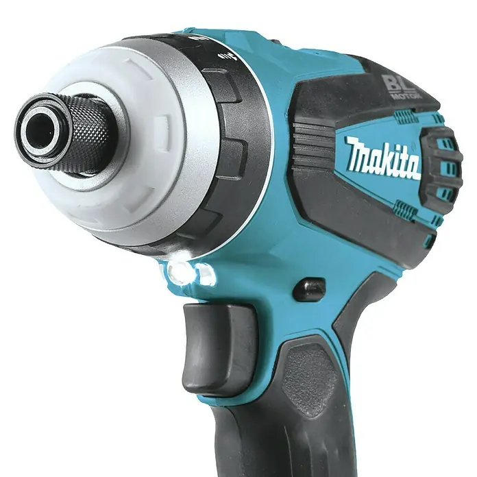 Makita LXT 18V Akku-Schlagbohrschrauber Quadroschrauber DTP141Z mit Schlagschraubfunktion - 18 V, Ohne Akku, 150 Nm - Makita Akku-Schlagschrauber in Türkis und Schwarz mit silber-weißem Spannfutter und zwei leuchtenden Frontlichtern.
