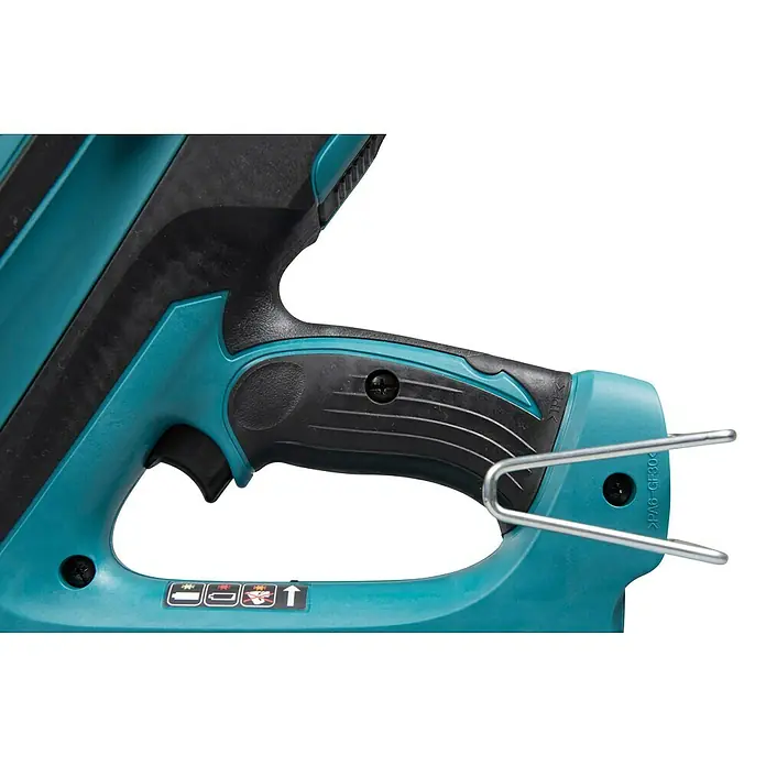 Makita Akku-Gasnagler GN900SE - 7,2 V, 2 Akkus, Länge Nagel: 50 mm - 90 mm - Türkiser und schwarzer Elektrowerkzeuggriff mit gummiertem Halt, Abzug und Metallaufhängebügel.