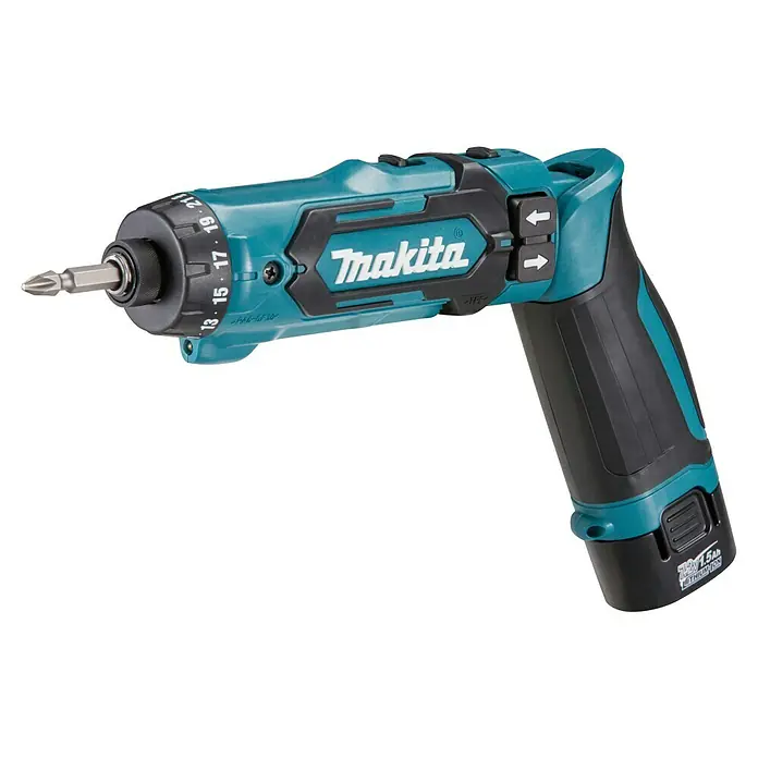 Makita Akkuschrauber DF012DSE - 7,2 V, 2 Akkus, 1,5 Ah - Türkis-schwarzer Makita Akkuschrauber mit Kreuzschlitzbit, einstellbarer Drehmomenteinstellung und Richtungstasten.