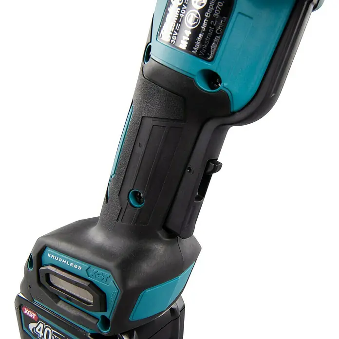 Makita XGT 40V max. Akku-Winkelschleifer GA016GM201 - 2 Akkus, 4 Ah, Leerlaufdrehzahl: 8.500 U/min - Nahaufnahme eines türkis-schwarzen Makita-Elektrowerkzeugs mit "BRUSHLESS" und "XGT 40V" Beschriftung.