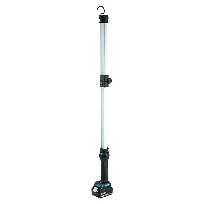 Makita LXT 18V Akku-Stableuchte DML818 - 18 V, Ohne Akku - Makita Akku-Turmlampe mit silbergrauem Mast, schwarzem Griff mit türkisfarbenen Akzenten und schwarzem Akku. Oben befindet sich ein schwarzer Haken.