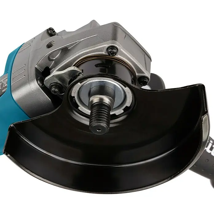 Makita XGT 40V max. Akku-Winkelschleifer GA008GM201 - 2 Akkus, 4 Ah, Durchmesser Scheibe: 125 mm - Nahaufnahme eines Winkelschleifers mit blaugrünem Griff, grauem Gehäuse und schwarzem Schutz, zeigt die Gewindespindel.