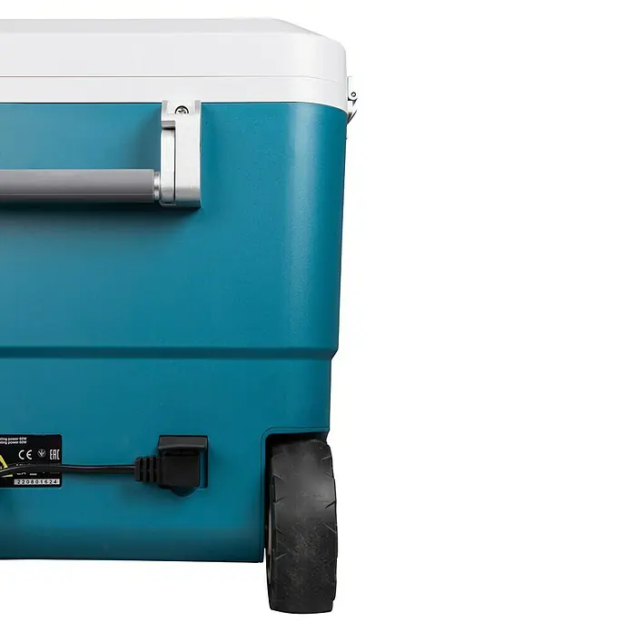 Makita Akku-Kühlbox zum Kühlen & Warmhalten CW002GZ01 - Ohne Akku, 50 l - Türkise Kühlbox mit weißem Deckel, grauem Griff, schwarzen Rollen und eingestecktem Netzkabel.