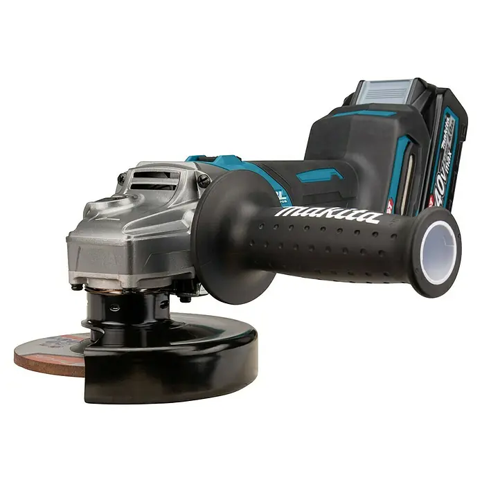 Makita XGT 40V max. Akku-Winkelschleifer GA008GM201 - 2 Akkus, 4 Ah, Durchmesser Scheibe: 125 mm - Akku-Winkelschleifer von Makita mit grauem Metallkopf, schwarzem Gehäuse und Schleifscheibe.