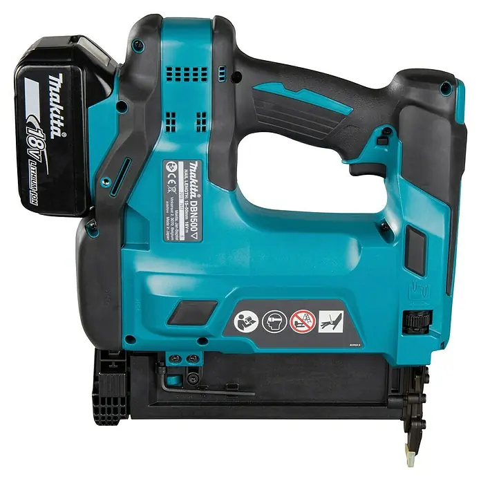 Makita LXT 18V Akku-Nagler DBN500RTJ - 18 V, 2 Akkus, 5 Ah, Länge Nagel: 15 mm - 50 mm - Türkis-schwarzer Makita 18V Akku-Nagler mit angebrachtem Akku, von der Seite gezeigt.