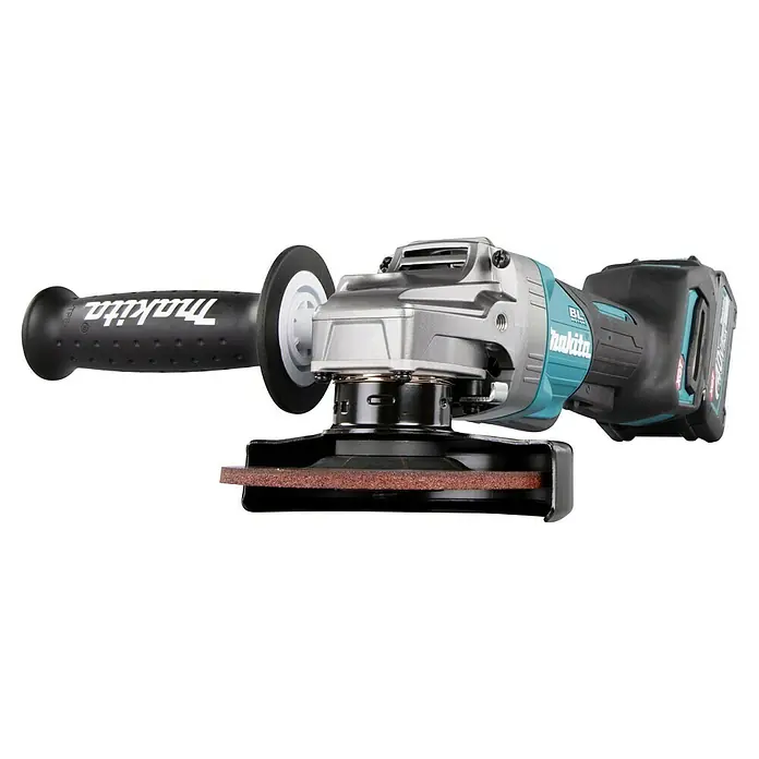 Makita XGT 40V max. Akku-Winkelschleifer GA016GM201 - 2 Akkus, 4 Ah, Leerlaufdrehzahl: 8.500 U/min - Ein kabelloser Makita Winkelschleifer in Grau, Schwarz und Türkis mit Seitenhandgriff und Schleifscheibe, angetrieben von einem BL-Motor.