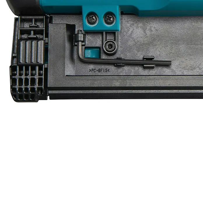 Makita LXT 18V Akku-Nagler DBN500RTJ - 18 V, 2 Akkus, 5 Ah, Länge Nagel: 15 mm - 50 mm - Nahaufnahme eines robusten dunkelgrauen Kunststoffteils mit türkisen Akzenten, Torx-Schrauben und integriertem Inbusschlüssel.