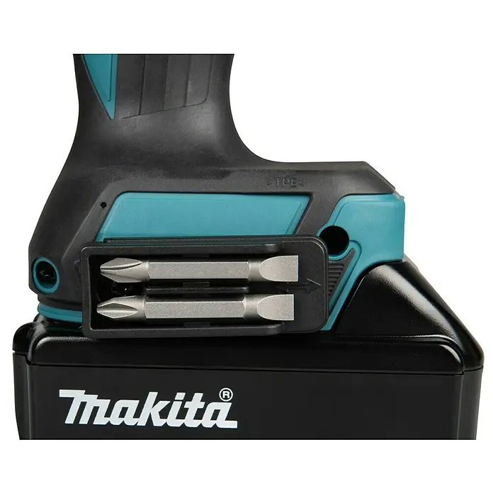 Makita LXT 18V Akku-Bohrschrauber DDF492RTJ - 18 V, 2 Akkus, 130 Nm - Nahaufnahme eines schwarzen und türkisen Makita Akkuschraubergriffs mit Akku, einem Bithalter und zwei Schrauberbits.