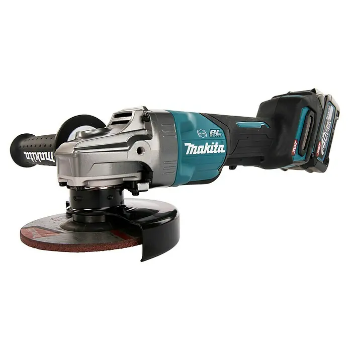 Makita XGT 40V max. Akku-Winkelschleifer GA013GM201 - 2 Akkus, 4 Ah, Leerlaufdrehzahl: 8.500 U/min - Kabelloser Makita Winkelschleifer, türkis und schwarz mit silber-grauem Kopf, schwarzem Griff und roter Trennscheibe.