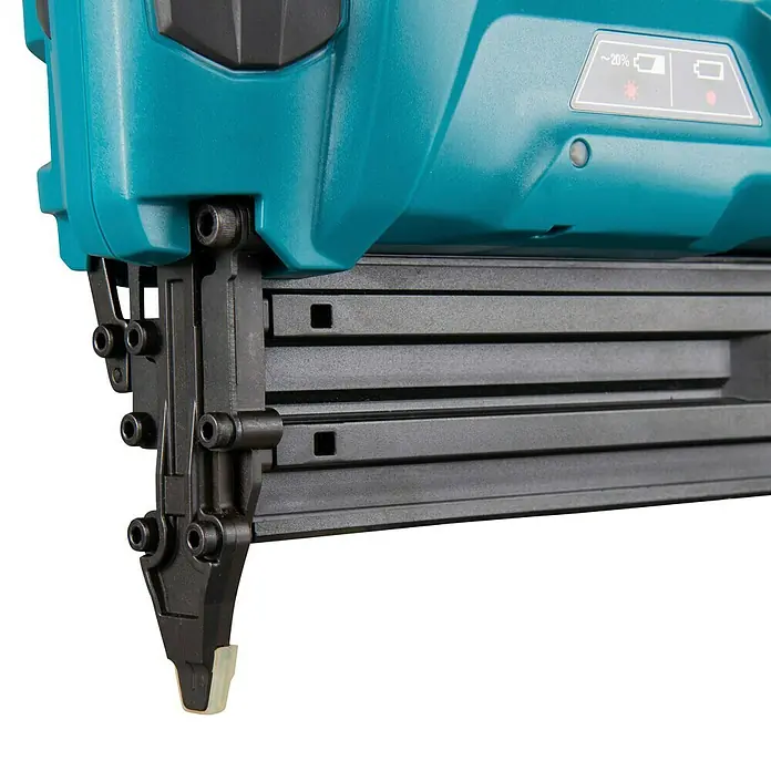 Makita LXT 18V Akku-Nagler DBN500RTJ - 18 V, 2 Akkus, 5 Ah, Länge Nagel: 15 mm - 50 mm - Nahaufnahme eines türkis-schwarzen Akku-Naglers, zeigt das Nagelmagazin und die Akkuanzeige.