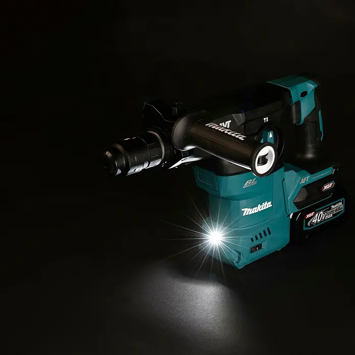 Makita XGT 40V max. Akku-Kombihammer HR009GZ - 40 V, Ohne Akku, 3,9 J - Türkis-schwarzer Makita Akku-Bohrhammer mit 40V Akku und hellem LED-Licht nach vorne strahlend.