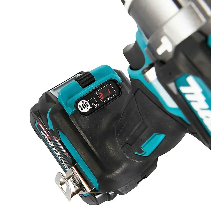 Makita XGT 40V max. Akku-Schlagbohrschrauber HP001GD201 - 40 V, 2 Akkus, 2,5 Ah, 41 Nm - Nahaufnahme des Griffs und Akkus eines schwarz-türkisen Akku-Bohrers mit roter Digitalanzeige.