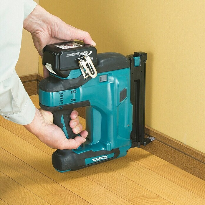 Makita Clavadora de batería (18 V, 2 baterías, 5 Ah, Longitud clavo: 15 mm - 50 mm)