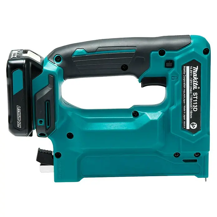 Makita CXT 12V max. Akku-Tacker ST113DSMJ - 12 V, 2 Akkus, 4 Ah - Makita ST113D Akku-Hefter, türkis und schwarz, mit angebrachtem Lithium-Ionen-Akku, von der Seite gesehen.