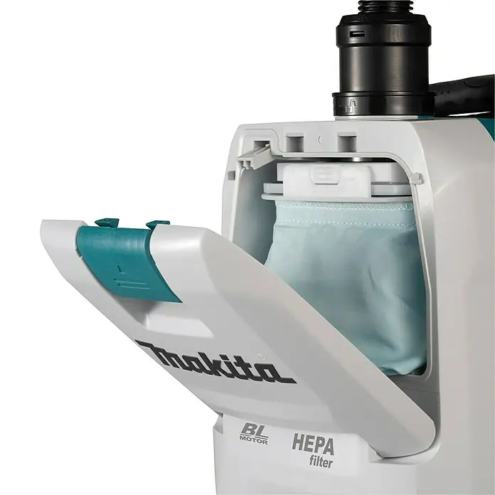 Makita XGT 40V max. Akku-Rucksackstaubsauger VC008GZ - Anzahl Akkus: Ohne Akku, Behältervolumen: 2 l - Makita Staubsauger mit geöffnetem Fach, das einen hellblauen Filterbeutel und HEPA-Filter zeigt.