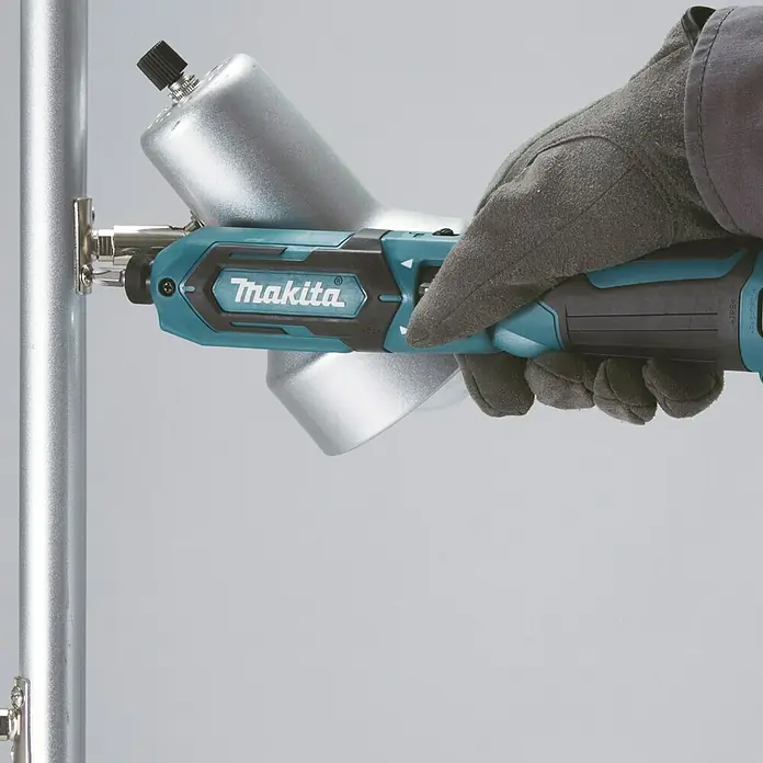 Makita Akku-Schlagschrauber TD022DSE - 7,2 V, 2 Akkus, 1,5 Ah - Eine behandschuhte Hand verwendet einen türkis-schwarzen Makita Akkuschrauber, um eine silberne Halterung an einer Stange zu befestigen.