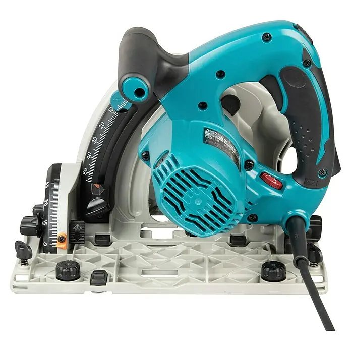 Makita Tauchsäge SP6000J1 mit Makpac und Führungsschiene - 1.300 W, 6.400 U/min - Eine türkisfarbene und schwarze Kreissäge mit grauem Untergestell, die Skalen für die Winkel- und Tiefenverstellung aufweist.