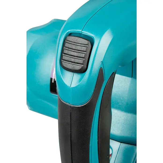 Makita Tauchsäge SP6000J1 mit Makpac und Führungsschiene - 1.300 W, 6.400 U/min - Nahaufnahme des ergonomischen Griffs eines türkisen Elektrowerkzeugs mit schwarzem Gummi-Griff und geripptem Auslöseschalter.