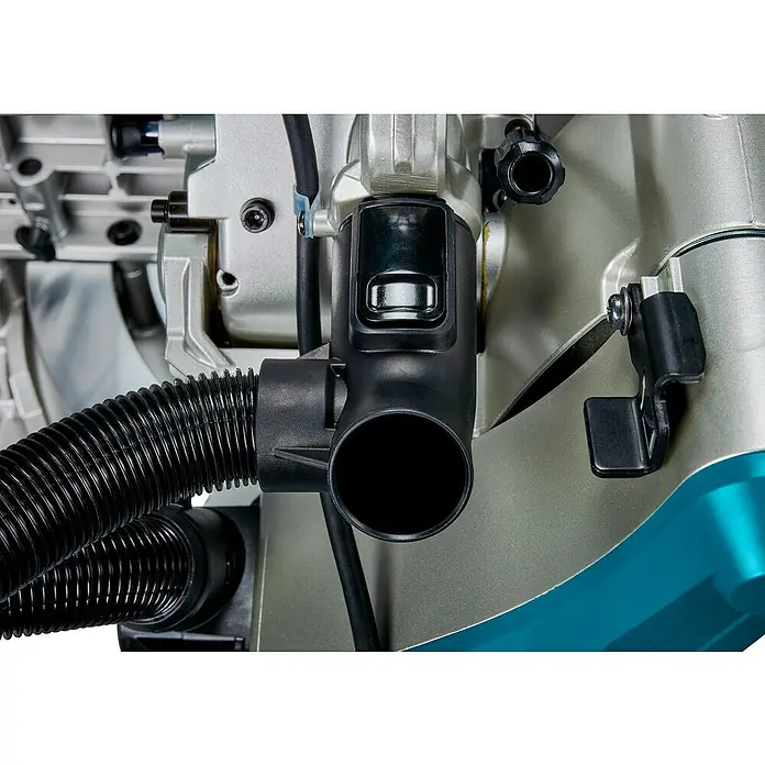 Makita Kapp- & Gehrungssäge LS1219L - 1.800 W, Durchmesser Sägeblatt: 305 mm, Leerlaufdrehzahl: 0 U/min - 3.200 U/min - Schwarzer Staubfanganschluss und Wellschlauch an einer Gehrungssäge.