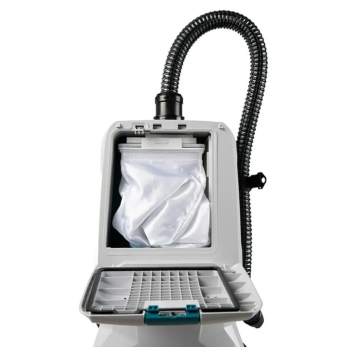 Makita XGT 40V max. Aspiradora con mochila de batería VC011GZ - 40 V, Sin batería, Volumen de recipiente: 6 l - Aspiradora gris con compartimento abierto, bolsa de filtro blanca, manguera negra y tapa abierta.
