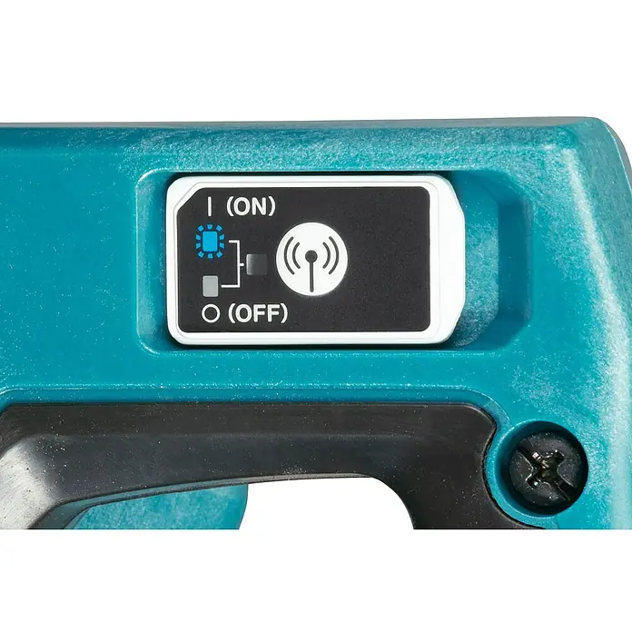 Makita XGT 40V max. Akku-Kapp- & Gehrungssäge LS002GZ01 - 40 V, Ohne Akku, 4.800 U/min - Bedienfeld eines türkisfarbenen Geräts mit EIN/AUS-Schalter. Zeigt blau leuchtendes Chip-Symbol und WLAN-Symbol zur Steuerung der kabellosen Funktion.