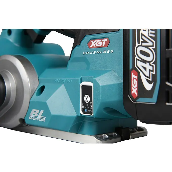 Makita XGT 40V max. Akku-Hobel KP001GZ - 40 V, Ohne Akku, Falztiefe: 0 mm - 25 mm, Leerlaufdrehzahl: 15.000 U/min - Nahaufnahme eines türkisfarbenen Makita XGT 40V Max bürstenlosen Elektrowerkzeugs mit Netzschalter und BL Motor-Branding.
