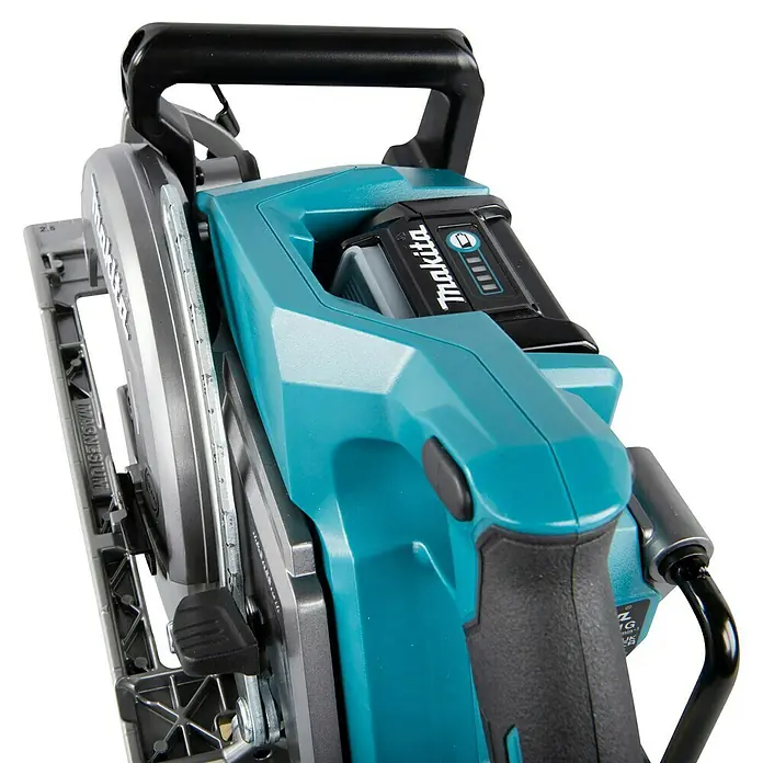 Makita XGT 40V max. Akku-Handkreissäge RS001GZ - 40 V, Ohne Akku, Durchmesser Sägeblatt: 185 mm, 6.400 U/min - Nahaufnahme einer türkisfarbenen und silbernen Makita Handkreissäge mit schwarzem Griff und eingesetztem Akku, die ihre robuste Bauweise zeigt.