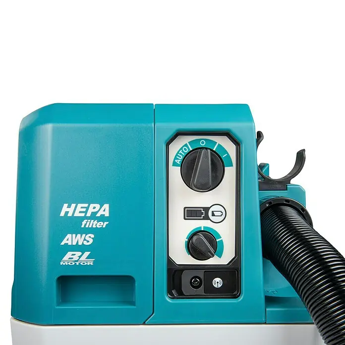 Makita XGT 40V max. Akku-Nass-Trockensauger VC013GLZ03 - 40 V, Ohne Akku, Behältervolumen: 7,5 l - Türkisblauer Staubsauger mit Bedienfeld: AUTO-Wähler, Batterieanzeige und Leistungsregler. Schwarzer Wellschlauch sichtbar.