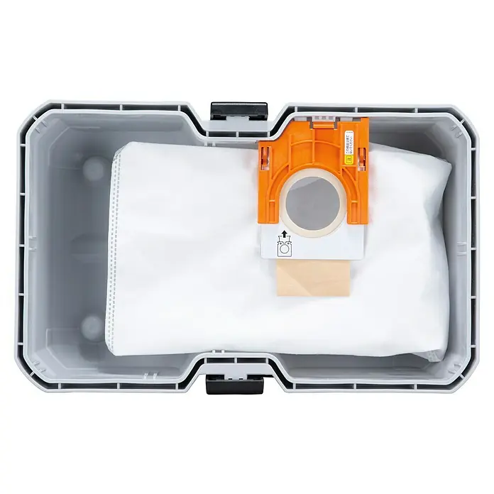Makita XGT 40V max. Akku-Nass-Trockensauger VC013GLZ03 - 40 V, Ohne Akku, Behältervolumen: 7,5 l - Weißer Staubsaugerbeutel mit orange-weißem Plastikaufsatz in einem grauen Plastikbehälter.