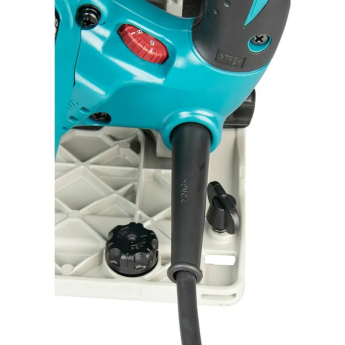 Makita Tauchsäge SP6000J1 mit Makpac und Führungsschiene - 1.300 W, 6.400 U/min - Türkises Elektrowerkzeug mit rotem Einstellrad, schwarzem Stromkabel und grauer Grundplatte mit schwarzen Knöpfen.
