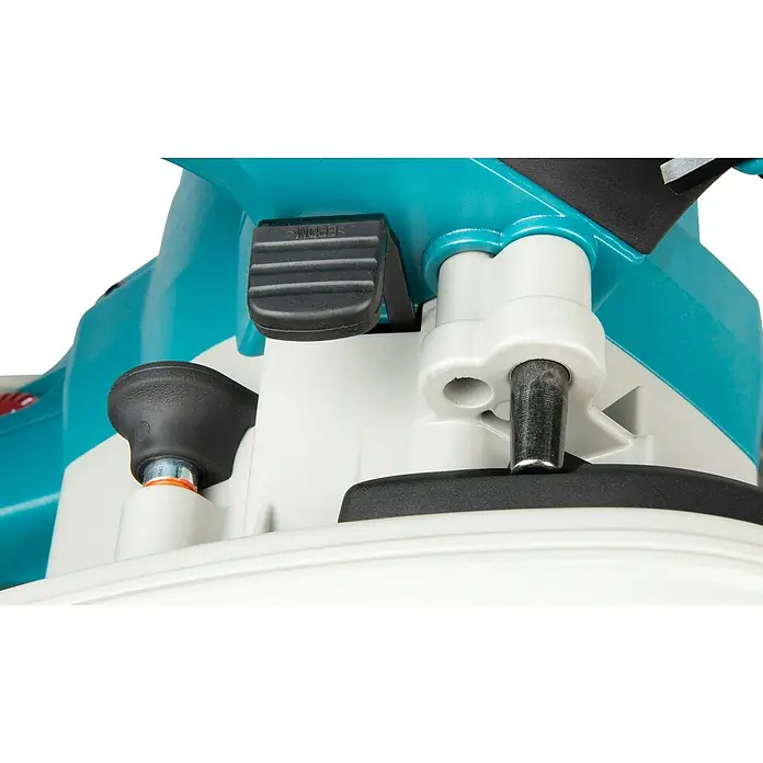 Makita Tauchsäge SP6000J1 mit Makpac und Führungsschiene - 1.300 W, 6.400 U/min - Türkises und weißes Gehäuse eines Elektrowerkzeugs mit schwarzem geripptem Hebel, Drehknopf und Metallführungsstange.