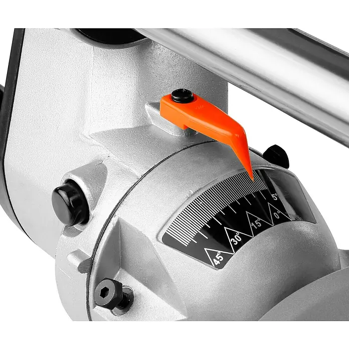 Makita Kapp- & Gehrungssäge LS0815FLN - 1.400 W, Durchmesser Sägeblatt: 216 mm, 0 U/min - 5.000 U/min - Silbergraue Winkeleinstellung eines Elektrowerkzeugs mit orangefarbenem Zeiger auf 0-45 Grad Skala.