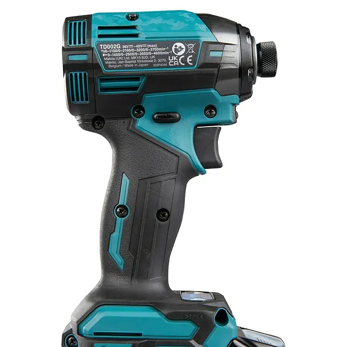 Makita XGT 40V max. Akku-Schlagschrauber TD002GZ01 - 40 V, Ohne Akku, 220 Nm - Türkis-schwarzer Akku-Schlagschrauber mit strukturiertem Griff, Abzug und sichtbarem Produktetikett.