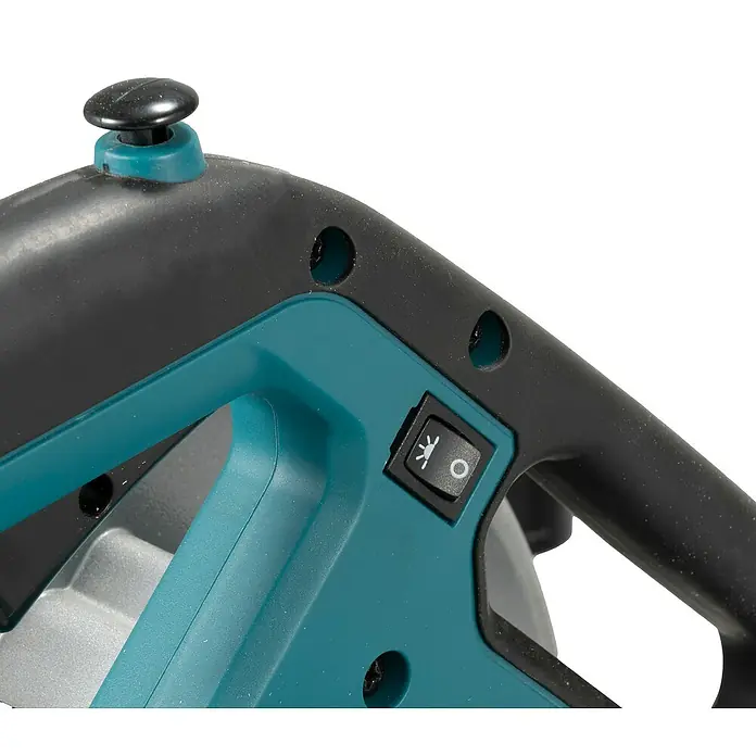 Makita Kapp- & Gehrungssäge LS1110F - 1.400 W, Durchmesser Sägeblatt: 260 mm, Leerlaufdrehzahl: 4.500 U/min - Nahaufnahme des teal-schwarzen Griffs eines Elektrowerkzeugs mit Lichtschalter.