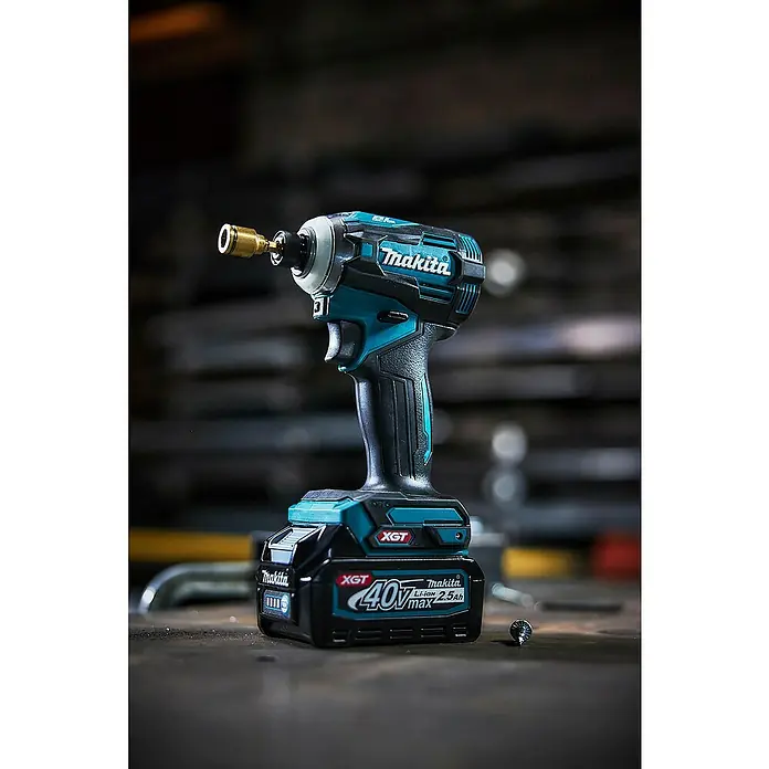 Makita XGT 40V max. Akku-Schlagschrauber TD001GZ - 40 V, Ohne Akku - Makita XGT 40Vmax Akku-Schlagschrauber, schwarz-türkis, mit Messingbit, neben einer Schraube.