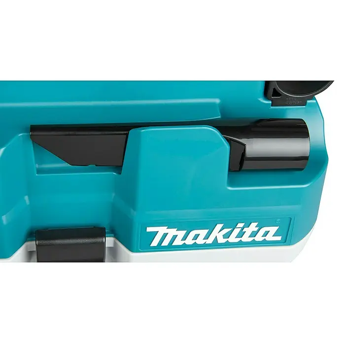 Makita XGT 40V max. Akku-Nass-Trockensauger VC013GLZ03 - 40 V, Ohne Akku, Behältervolumen: 7,5 l - Türkis-weißes Makita-Gerätegehäuse mit schwarzem Zubehörteil in integriertem Fach. Makita-Logo sichtbar.