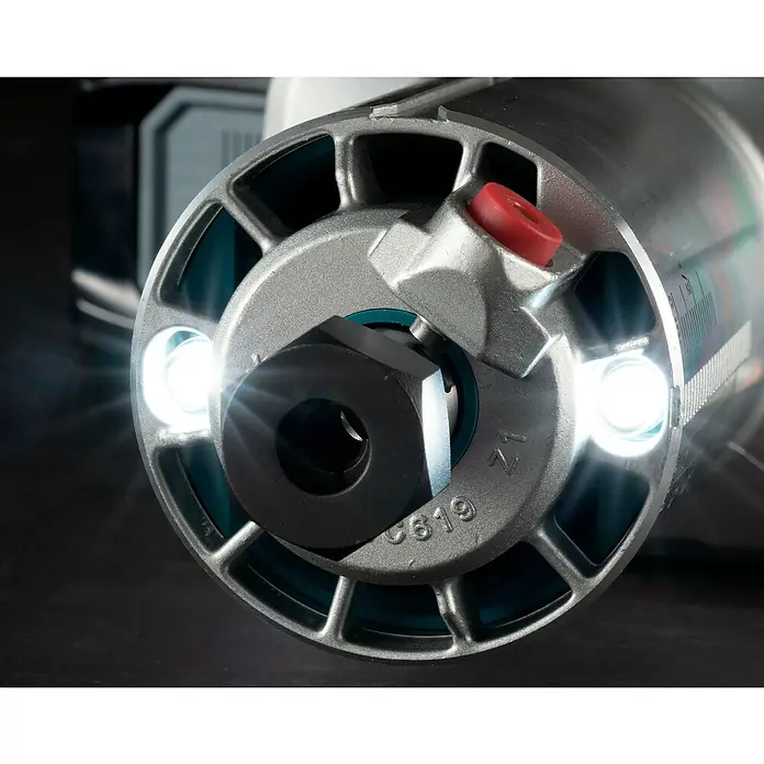 Makita XGT 40V max. Akku-Multifunktionsfräse RT001GZ10 - 40 V, Ohne Akku, Leerlaufdrehzahl: 10.000 U/min - 31.000 U/min - Silbergrauer Elektrowerkzeugmotor mit hellen LEDs, schwarzer Spannmutter und rotem Knopf zur präzisen Arbeitsbeleuchtung.