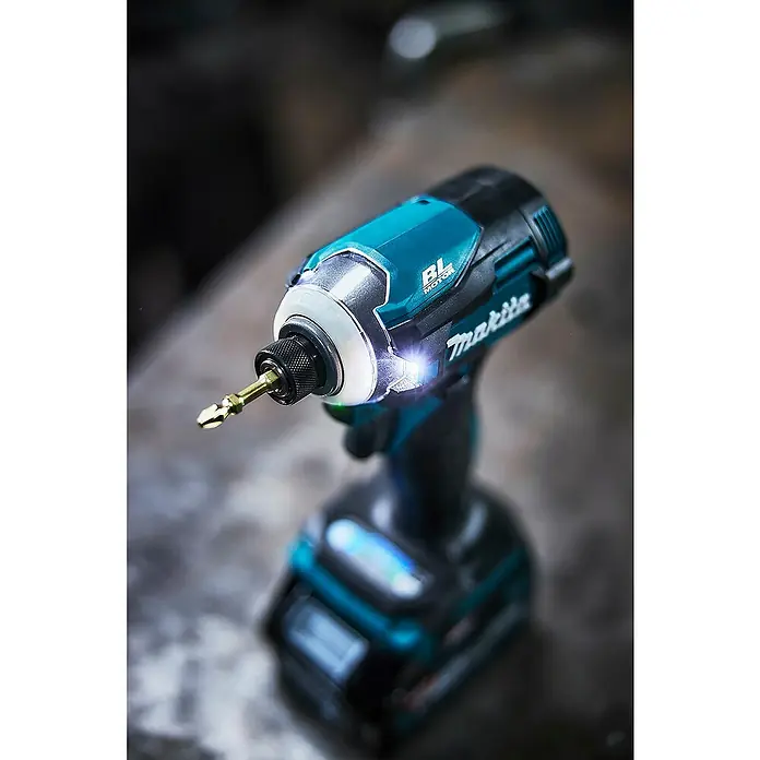 Makita XGT 40V max. Akku-Schlagschrauber TD001GD201 - 40 V, 2 Akkus, 2,5 Ah - Türkis-schwarzer Makita-Schlagschrauber mit beleuchtetem Spannfutter und goldenem Bohreinsatz, einsatzbereit.