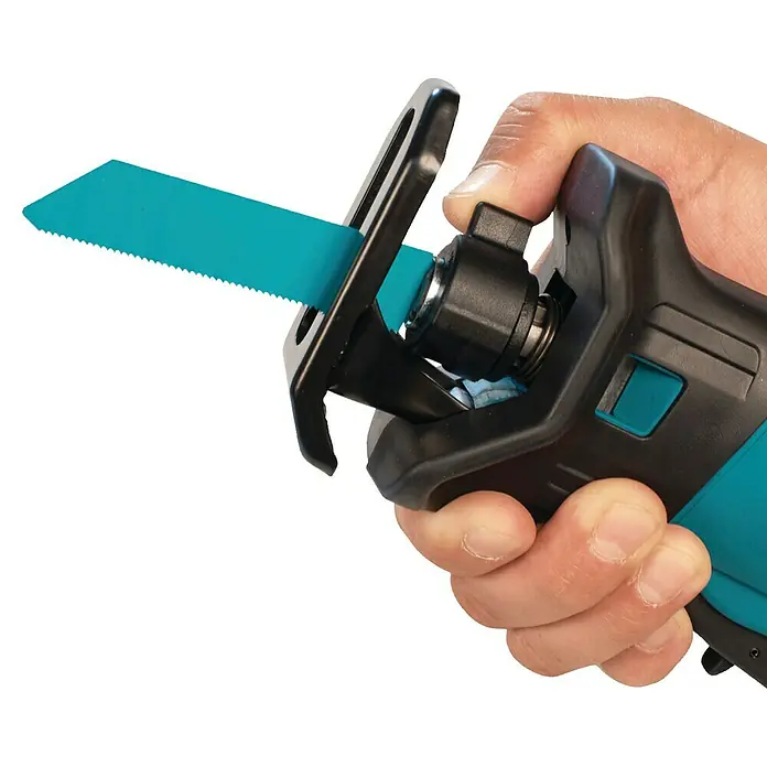 Makita Akku-Säbelsäge JR103DZ - 10,8 V, Ohne Akku, Leerlaufhubzahl: 0 /min - 3.300 /min - Hand hält eine schwarze und türkisfarbene Säbelsäge mit gezahnter Klinge.