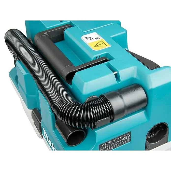 Makita XGT 40V max. Akku-Nass-Trockensauger VC013GLZ03 - 40 V, Ohne Akku, Behältervolumen: 7,5 l - Türkisfarbener und schwarzer Makita Akku-Staubsauger mit flexiblem schwarzem Schlauch, Griff und Produktetikett.