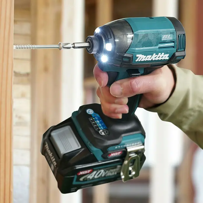 Makita XGT 40V max. Akku-Schlagschrauber TD002GZ01 - 40 V, Ohne Akku, 220 Nm - Türkiser und schwarzer Makita Akku-Schlagschrauber mit XGT 40V max Akku, der eine Schraube in einen Holzrahmen treibt.