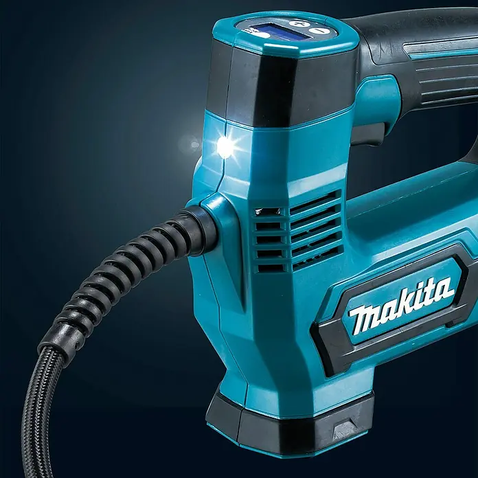 Makita CXT 12V max. Akku-Kompressor MP100DZ - 12 V, Li-Ionen, Ohne Akku, Max. Druck: 8,3 bar - Makita türkiser und schwarzer Luftpumpe mit Digitalanzeige, hellem LED-Licht und Spiralschlauch.