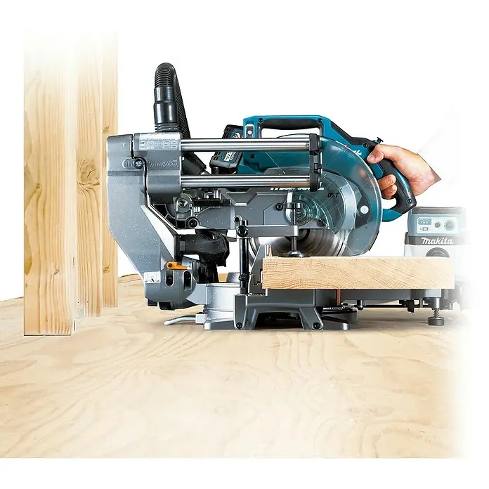 Makita XGT 40V max. Akku-Kapp- & Gehrungssäge LS002GZ01 - 40 V, Ohne Akku, 4.800 U/min - Türkisgraue Makita Akku-Kappsäge schneidet einen Holzbalken auf Sperrholzunterlage.