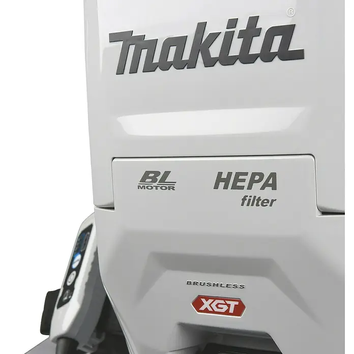 Makita XGT 40V max. Akku-Rucksackstaubsauger VC008GZ - Anzahl Akkus: Ohne Akku, Behältervolumen: 2 l - Nahaufnahme eines weißen Makita-Werkzeugs mit den Beschriftungen „Makita“, „BL MOTOR“, „HEPA filter“, „BRUSHLESS“ und „XGT“.