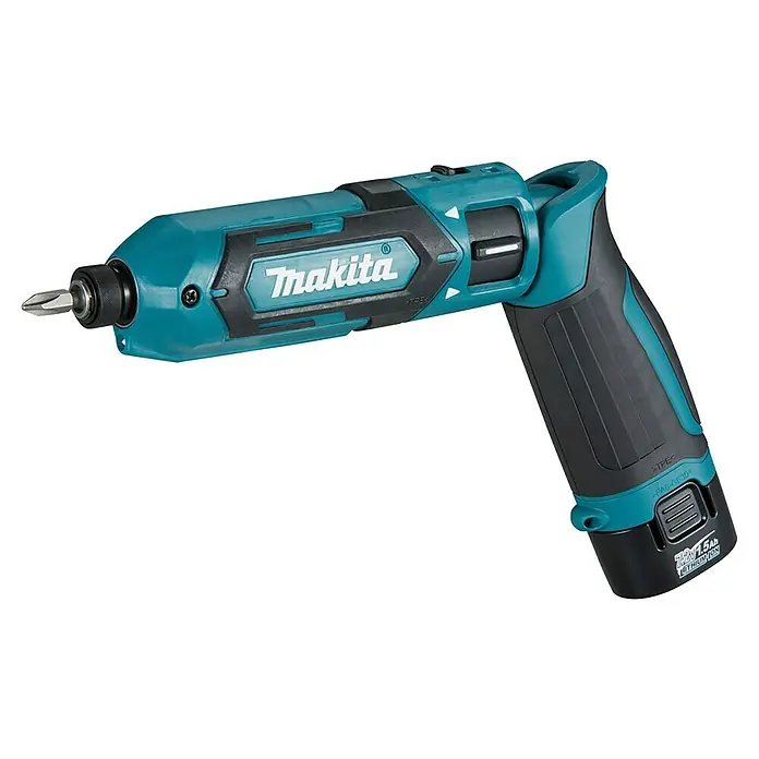 Makita Akku-Schlagschrauber TD022DSE - 7,2 V, 2 Akkus, 1,5 Ah - Türkis-schwarzer Makita Akku-Schrauber mit schwenkbarem Kopf, ergonomischem Griff und Phillips-Bit. Er besitzt einen 7.2V 1.5Ah Lithium-Ionen-Akku.