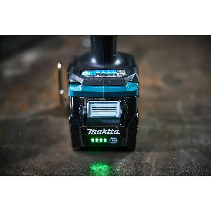 Makita XGT 40V max. Akku-Schlagschrauber TD001GD201 - 40 V, 2 Akkus, 2,5 Ah - Schwarz-türkisfarbener Makita Akku mit vier grünen Leuchten für volle Ladung und Moduswahl.