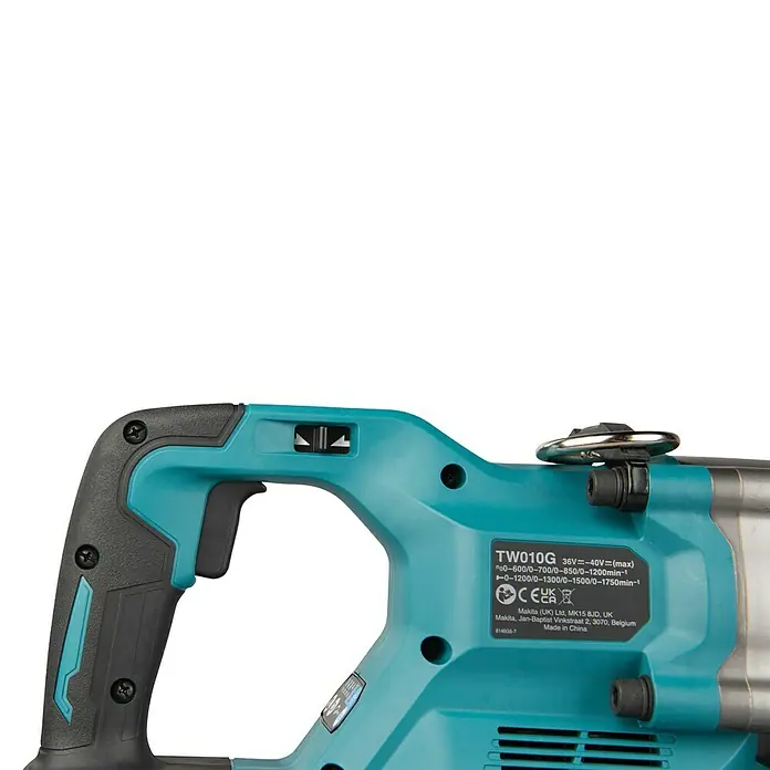 Makita XGT 40V max. Akku-Schlagschrauber TW010GZ - 40 V, Ohne Akku, 3.150 Nm - Nahaufnahme eines türkis-schwarzen Makita Akku-Schlagschraubers mit strukturiertem Griff und Produktetikett.