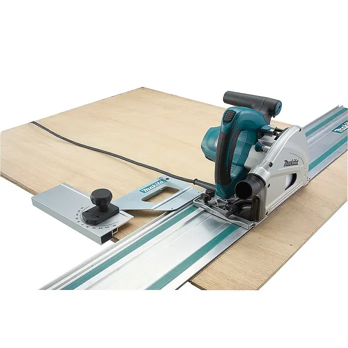 Makita Tauchsäge SP6000J1 mit Makpac und Führungsschiene - 1.300 W, 6.400 U/min - Makita Tauchsäge (türkis/silber) auf einer Führungsschiene mit Winkelanschlag, auf Sperrholz aufgebaut.